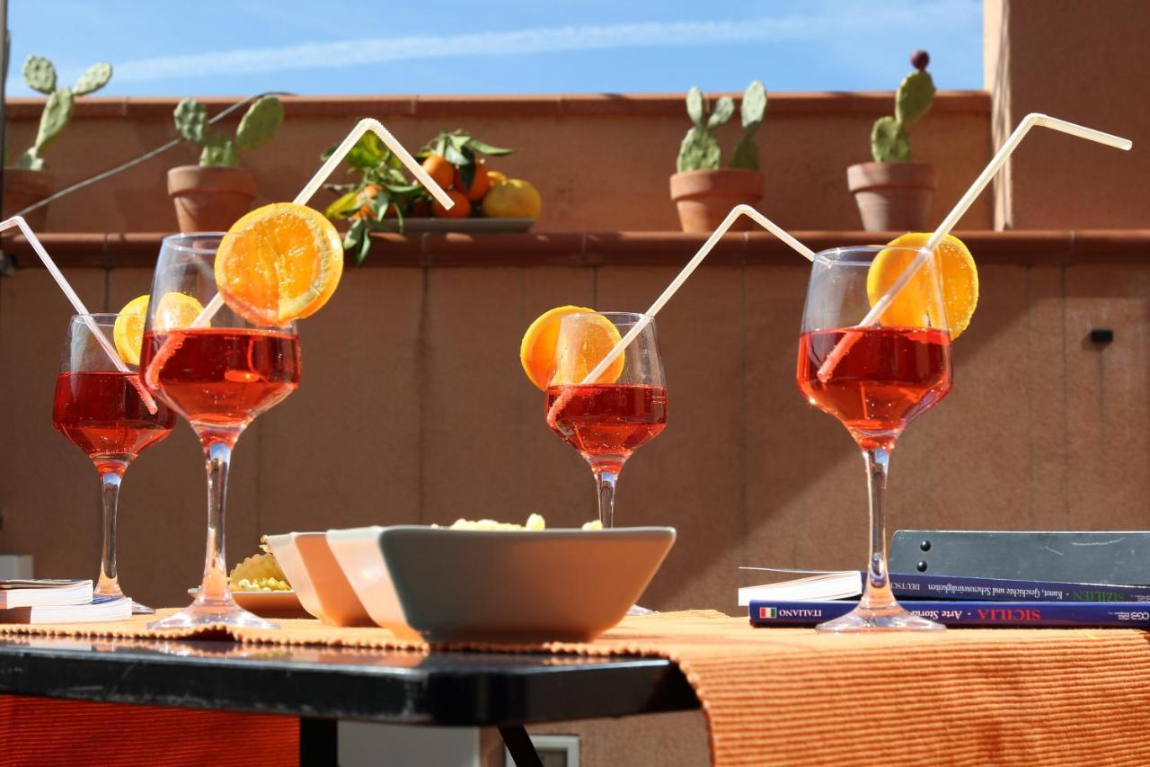 bicchiere di cocktail aperol spritz sul tavolo esterno al sole